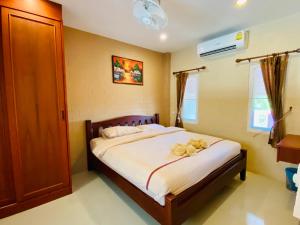 Postel nebo postele na pokoji v ubytování Benwadee Resort Pattaya
