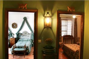 A bed or beds in a room at Casa Alta Finca El Revuelo