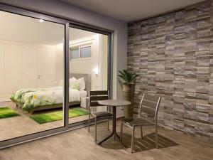 um quarto com uma cama, uma mesa e cadeiras em Holiday Apartment Sunset Ocean em Ribeira Brava