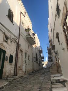 a city street filled with lots of buildings at I 7 Archi Guest House in Ostuni