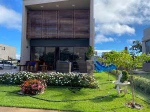 a house with a garden with flowers in front of it at Villas de Bananeiras in Bananeiras
