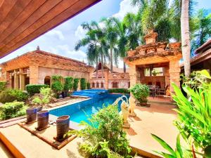 Bazén v ubytování Baan Rom Yen : Balinese Pool Villa in Rawai nebo v jeho okolí