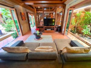 Posezení v ubytování Baan Rom Yen : Balinese Pool Villa in Rawai