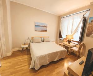 a bedroom with a bed and a large window at Apodaca Rooms in Cádiz