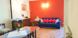 a living room with a blue couch and a table at Casina di Pacina in Abbadia di Montepulciano