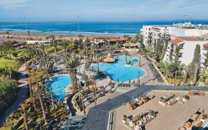 een luchtzicht op een resort met een zwembad en het strand bij Hotel Riu Tikida Beach - All Inclusive Adults Only in Agadir