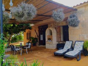 a patio with a table and chairs and a table and chairs at Ca na Maria in Manacor