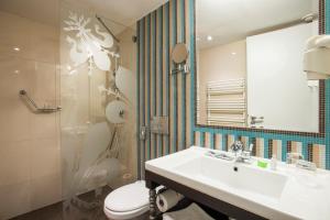 A bathroom at La Prima Fashion Hotel Budapest Még 37 kép