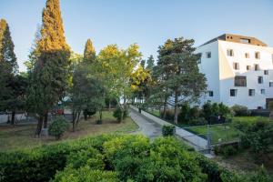 um caminho num parque com árvores e um edifício em Green Park Luxury Rooms em Split