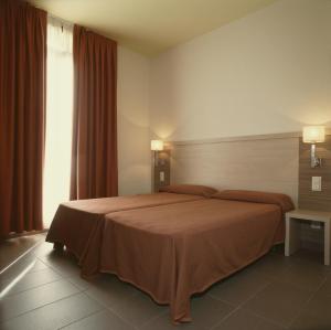 een slaapkamer met een groot bed en een raam bij Residència Erasmus Gracia in Barcelona