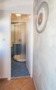 La salle de bains est pourvue d'une douche et d'une douche à l'italienne. dans l'établissement Apartmani Škopac Rabac, à Rabac
