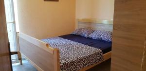 Zimmer mit einem Bett in einem Zimmer in der Unterkunft Srećko Apartman in Rogoznica