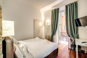 Vuode tai vuoteita majoituspaikassa Holiday Apartment Bernini Near The Trevi Fountain - 4 Bedroom