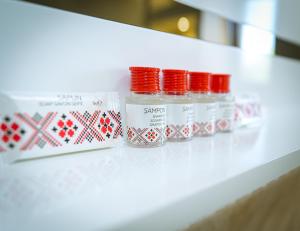 un bancone con quattro bottiglie di pillole su un tavolo di Vila Cataleya 2 a Venus