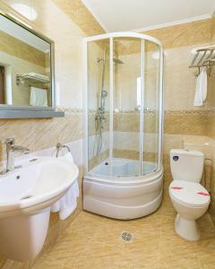 un bagno con doccia, WC e lavandino di Vila Cataleya 2 a Venus