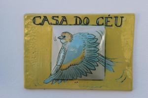 una señal amarilla con un dibujo de un águila en Horta do Zé Miguel, en Monchique