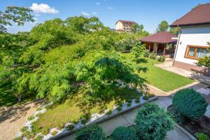una vista aerea su un giardino alberato e su una casa di Vila Cataleya 2 a Venus