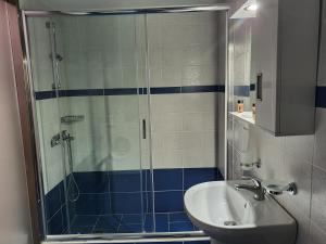 A bathroom at Stoupa Lefktro 9