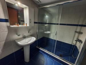 Łazienka w obiekcie Stoupa Lefktro 11