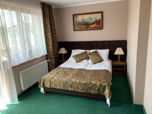 Кровать или кровати в номере Pokoje Zalesie