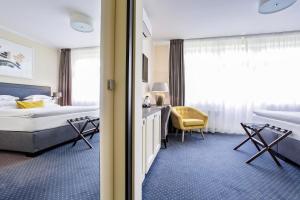 um quarto de hotel com uma cama e uma cadeira em Mamma´s Boutique Hotel em Poděbrady