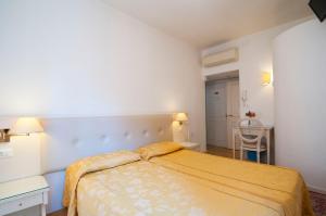 A bed or beds in a room at Albergo ai Tolentini