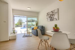 Posezení v ubytování New luxury Villa with extra heated pool with hydromassage, biliard near town center