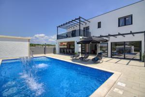 Bazén v ubytování New luxury Villa with extra heated pool with hydromassage, biliard near town center nebo v jeho okolí
