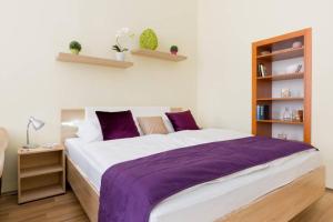 A bed or beds in a room at Luxury apartment in the city center