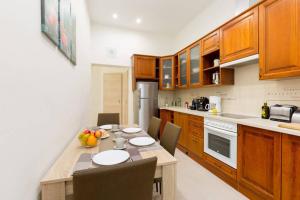 A kitchen or kitchenette at Luxury apartment in the city center