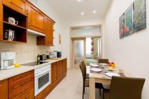 A kitchen or kitchenette at Luxury apartment in the city center Még 16 kép