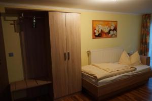 Postel nebo postele na pokoji v ubytování Hotel garni Kleindienst