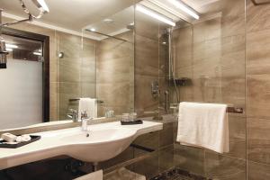 A bathroom at Hotel Riu Tikida Dunas - All inclusive