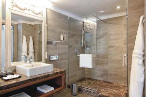 A bathroom at Hotel Riu Tikida Dunas - All inclusive