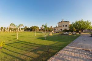 un parque con un edificio y un campo de césped en Bed & Breakfast Giardini Di Marzo, en Lecce