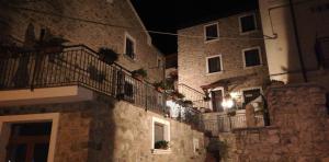 eine Gruppe von Gebäuden mit Balkonen und Leuchten in der Unterkunft casa Marino in Capaccio-Paestum