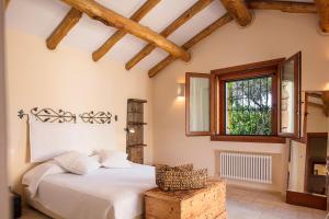 a bedroom with a bed and a window at Albero Capovolto in Golfo Aranci
