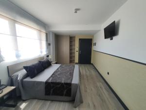 Televízia a/alebo spoločenská miestnosť v ubytovaní HOTEL IBERUM