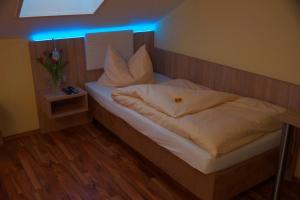 Postel nebo postele na pokoji v ubytování Hotel garni Kleindienst