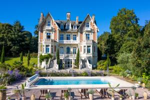 Le Château des Forges内部或周边的泳池