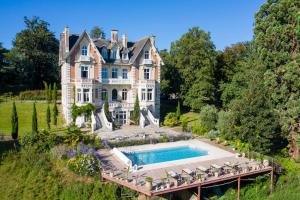 昂热Le Château des Forges的房屋前带游泳池的庄园