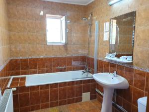 La salle de bains est pourvue d'une baignoire et d'un lavabo. dans l'établissement Moldotour, à Iaşi