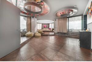 sala de estar con suelo de madera y ventanas grandes en LUXURY penthouse with a sea view, en Odessa
