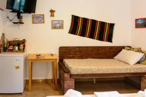 Кухня или мини-кухня в Spiros Rooms
