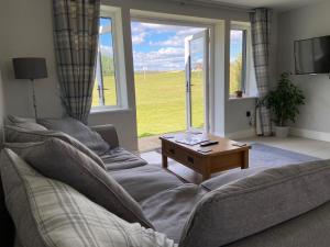 ein Wohnzimmer mit einem Sofa und einem Tisch in der Unterkunft South Downs Rural Retreats in Worthing