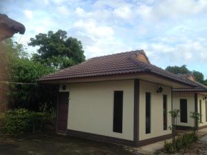 una piccola casa con tetto marrone di สวนไผ่รีสอร์ท a Ban Na