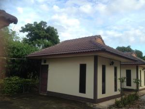 a small house with a brown roof at สวนไผ่รีสอร์ท in Ban Na