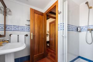 a bathroom with a sink and a toilet at Crisol Conde Rodrigo in Ciudad-Rodrigo