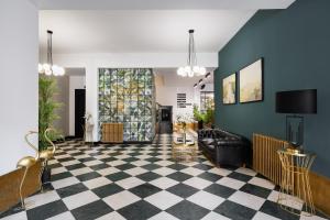 a living room with a black and white checkered floor at Crisol Conde Rodrigo in Ciudad-Rodrigo