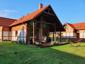 dom z dachem gambrel z gankiem w obiekcie Domek z basenem nad jeziorem Gwiazdy, Ostoja Bukowo, Kaszuby w mieście Borowy Młyn